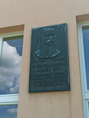 Pamětní deska Josefa Šíra v Roztokách u Jilemnice