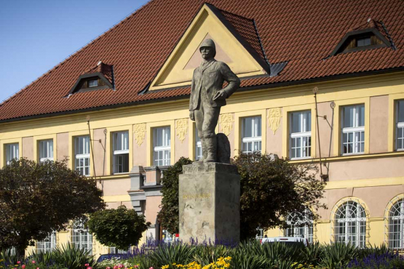 Pomník Emila Holuba v Holicích