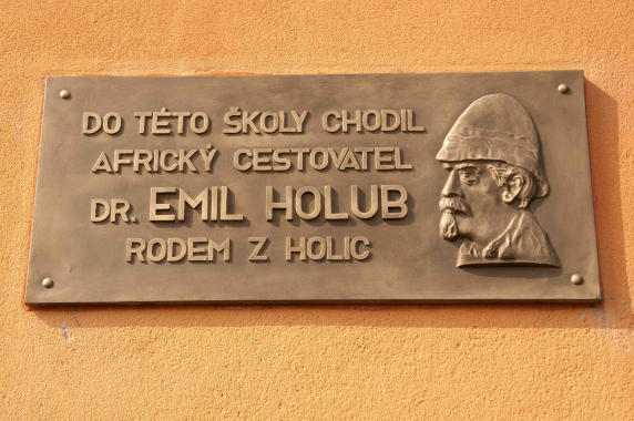 Pamětní deska Emila Holuba na budově školy ve Starých Holicích 