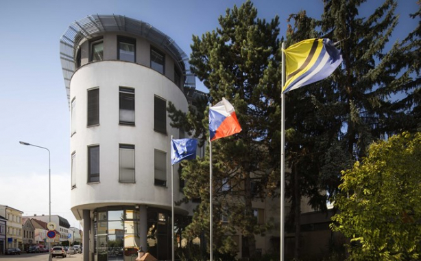 Busta Emila Holuba v budově Městského úřadu Holice