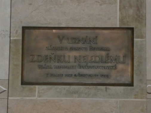 Pamětní deska Zdeňka Nejedlého v síni Betlémské kaple