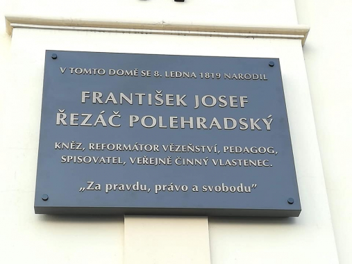 Pamětní deska Františka Josefa Řezáče v Poleradech nad Labem