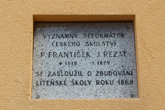 Pamětní deska Františka Josefa Řezáče v obci Liteň