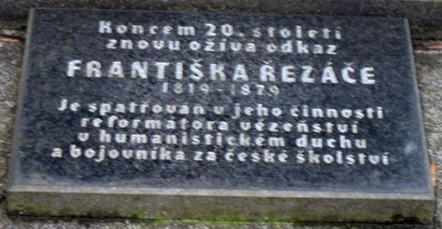 Pamětní deska Františka Josefa Řezáče na okraji náhrobní desky