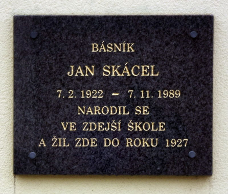 Pamětní deska Jana Skácela v obci Vnorovy