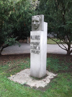 Husův pomník v Husových sadech v Praze 5