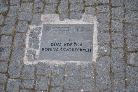 Pamětní  deska rodiny Škvoreckých v Náchodě
