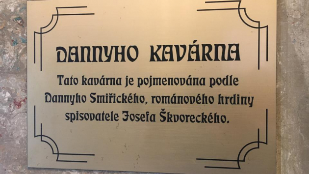 Pamětní  deska románové postavy z díla Josefa Škvoreckého