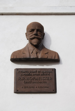 Busta s pamětní deskou Rudolfa Richarda Hofmeistera v Rožmitálu pod Třemšínem