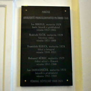 Pamětní deska absolventům gymnázia v Třebíči včetně Jana Zahradníčka pronásledovaným po únoru 1948