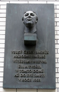 Pamětní deska s bustou Vítězslava Nezvala v Praze