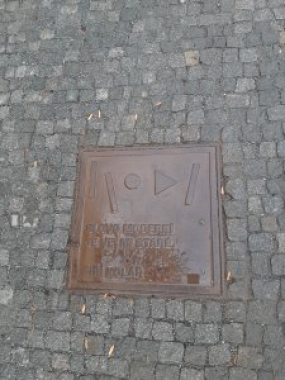 Pamětní deska s citátem Jiřího Koláře v Praze