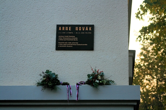 Pamětní deska Arne Nováka v Brně
