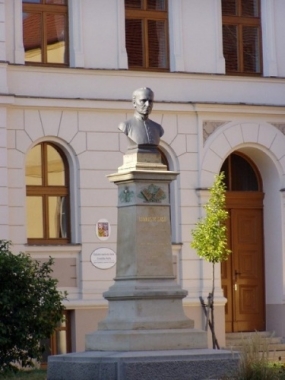 Pomník s bustou Františka Sušila v Rousínově