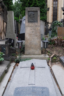 Hrob Adolfa Heyduka