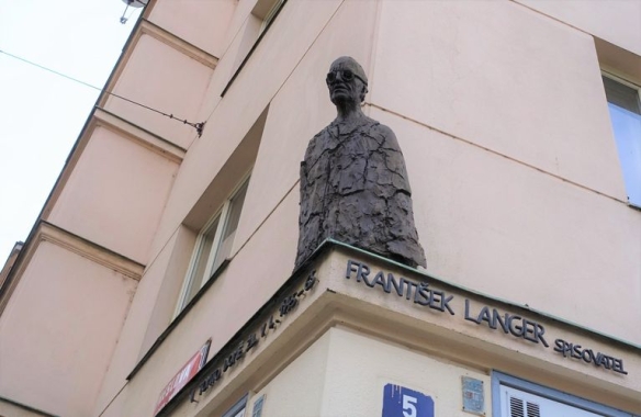 Busta Františka Langera v Praze 5