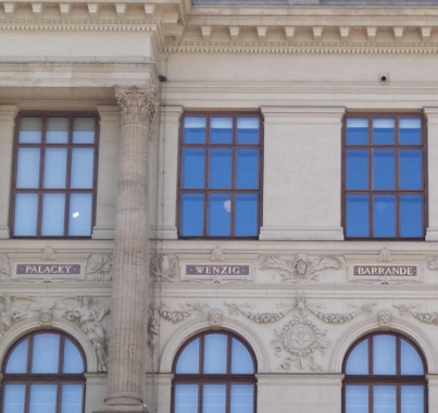 Jméno Josefa Wenziga na fasádě budovy Národního muzea
