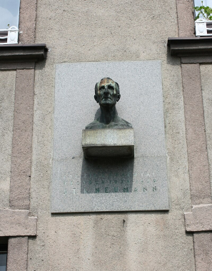 Busta  Stanislava Kostky Neumanna v Poděbradech