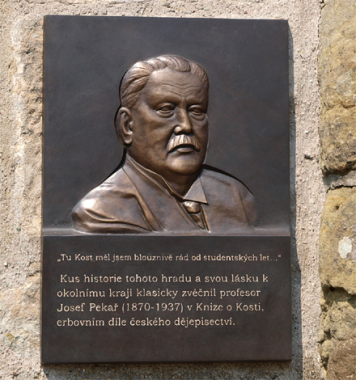 Pamětní deska Josefa Pekaře v areálu hradu Kost
