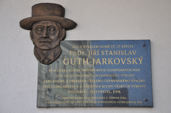 Pamětní deska Jiřího Stanislava Gutha-Jarkovského  v Kostelci nad Orlicí
