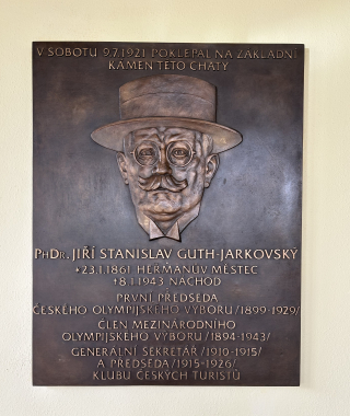 Pamětní deska Jiřího Stanislava Gutha-Jarkovského v Dobrošově u Náchoda