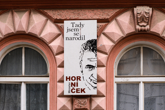 Pamětní deska Miroslava Horníčka v Plzni