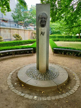 Pomník s bustou Miroslava Horníčka v Plzni