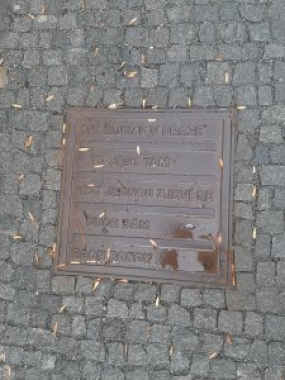 Pamětní deska Egona Bondyho v Praze s citací jeho verše