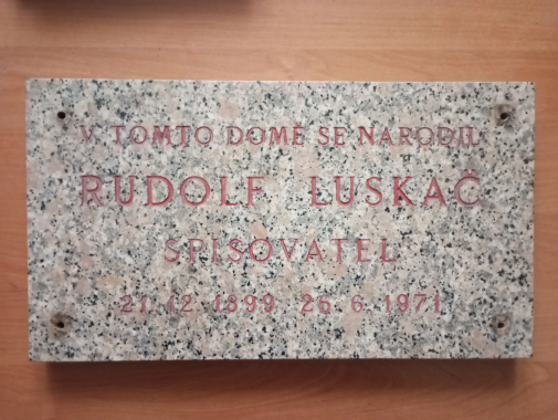 Pamětní deska Rudolfa Luskače v Rájci-Jestřebí