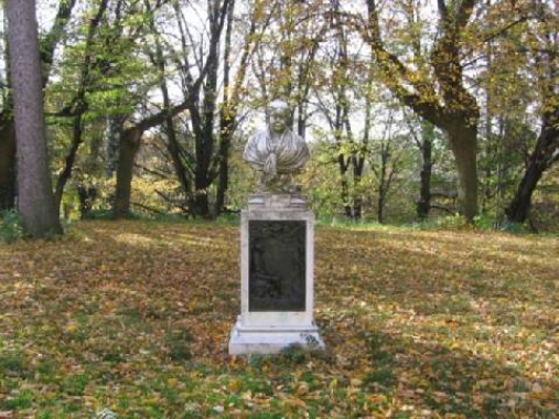 Pomník s bustou Marie von Ebner-Eschenbach v Hošticích u Litenčic