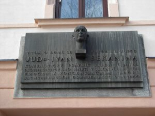 Pamětní deska s bustou Ivana Sekaniny v Novém Městě na Moravě