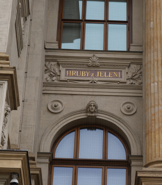 Jméno Řehoře Hrubého z Jelení  na fasádě Národního muzea