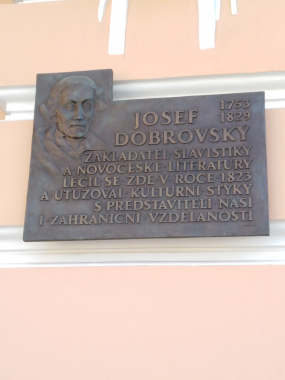 Pamětní deska Josefa Dobrovského na budově hotelu Hvězda
