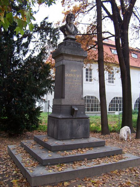 Pomník Josefa Dobrovského s bustou před Werichovou vilou