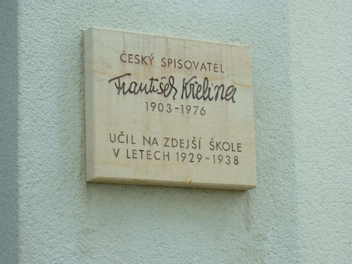 Pamětní deska Františka Křeliny na objektu bývalé měšťanské školy