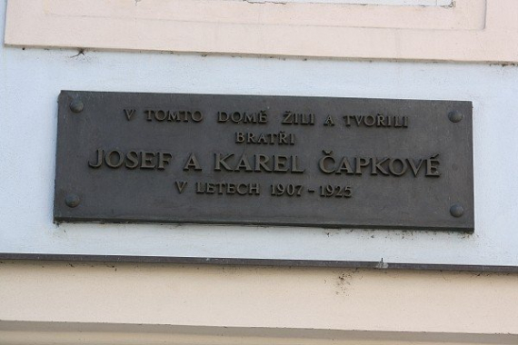 Pamětní deska, kde Karel Čapek žil a tvořil spolu s bratrem Josefem Čapkem