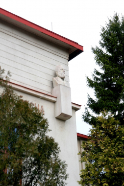 Škola Svatopluka Čecha s jeho bustou v Praze-Troji