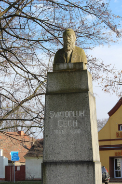 Pomník Svatopluka Čecha s jeho bustou v Obříství