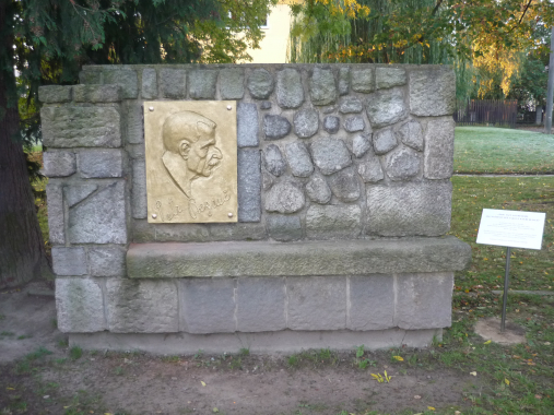 Pamětní deska v Háji ve Slezsku