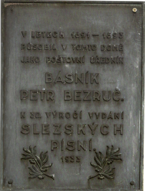Pamětní deska na budově bývalé pošty v Místku