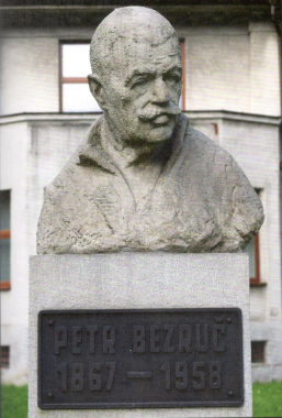 Básníkova busta před muzeem v Bohumíně