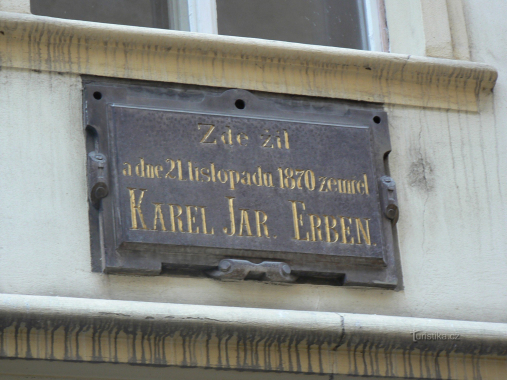 Pamětní deska v Praze, kde básník žil a zemřel