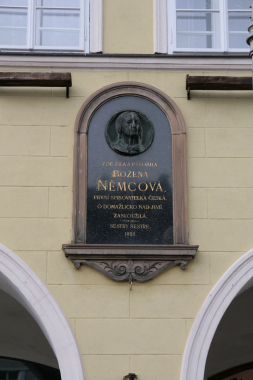 Pamětní deska s reliéfem v Domažlicích