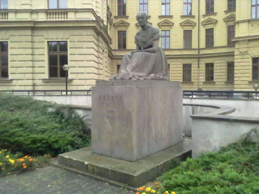 Socha Boženy Němcové v Hradci Králové