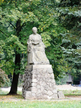 Socha Boženy Němcové ve Zlíči u Babiččina údolí