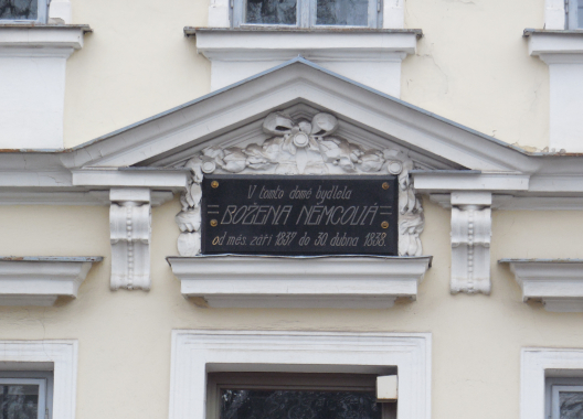 Pamětní deska na Domku Boženy Němcové v Červeném Kostelci