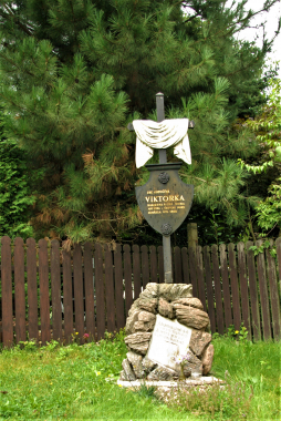 Symbolický náhrobek Viktorky