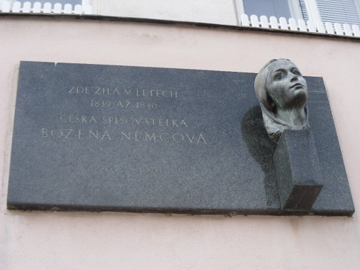 Pamětní deska s bustou Boženy Němcové v Litomyšli