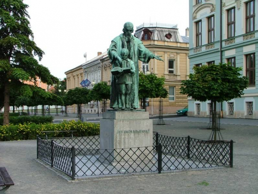 Pomník Jana Amose Komenského s žákem v Kroměříži