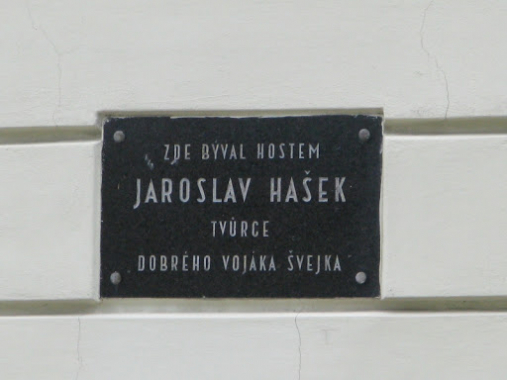Pamětní deska Jaroslava Haška na budově Hostince U České  koruny v Lipnici nad Sázavou